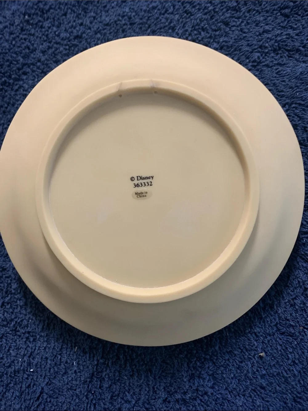 Disney Mickey & Minnie Holiday Ice Skating Plate with hanger Christmas 1998.